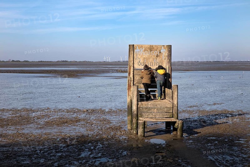 Children looking from the emperor's throne