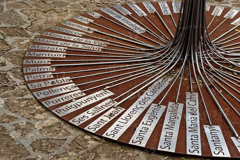 Place name on the foot of a sculpture