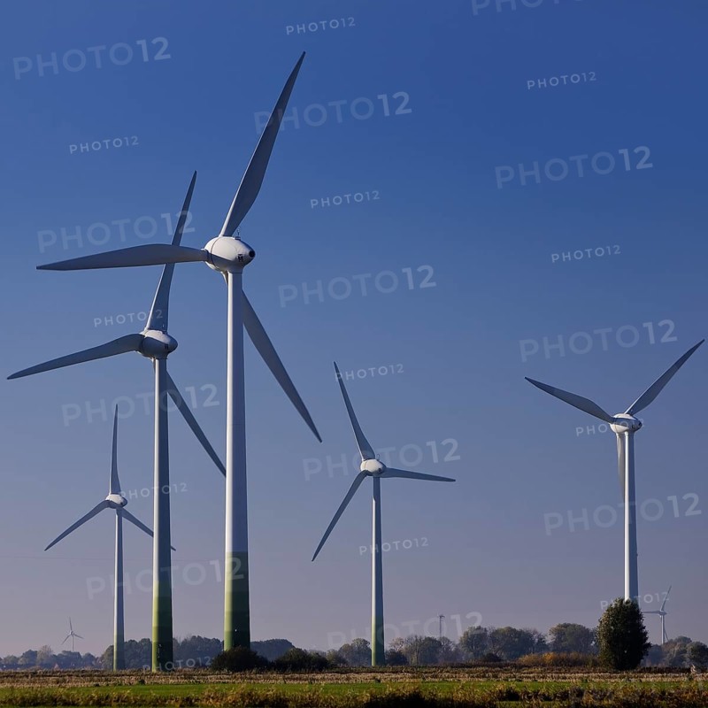 Wind turbines in Marschlandschaft