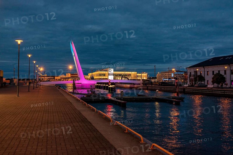New movable pedestrian bridge over the Admiral Basin