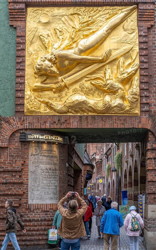 Entrance to Boettcherstrasse with the facade relief The Lightbringer by Bernhard Hoetger and the Paula Becker Modersohn House