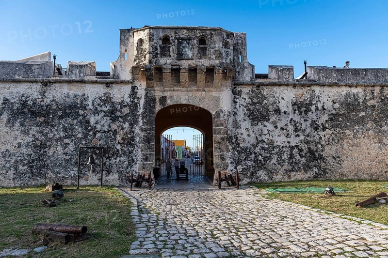 Puerta de Tierra gate