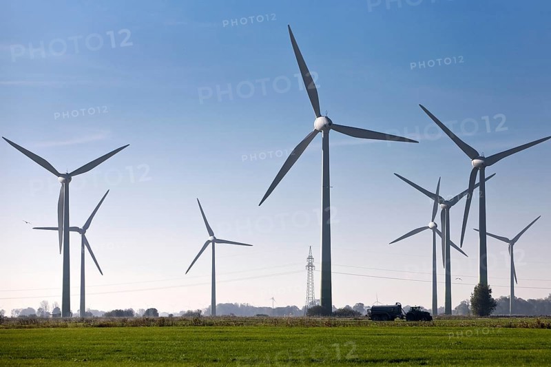 Wind turbines in Marschlandschaft