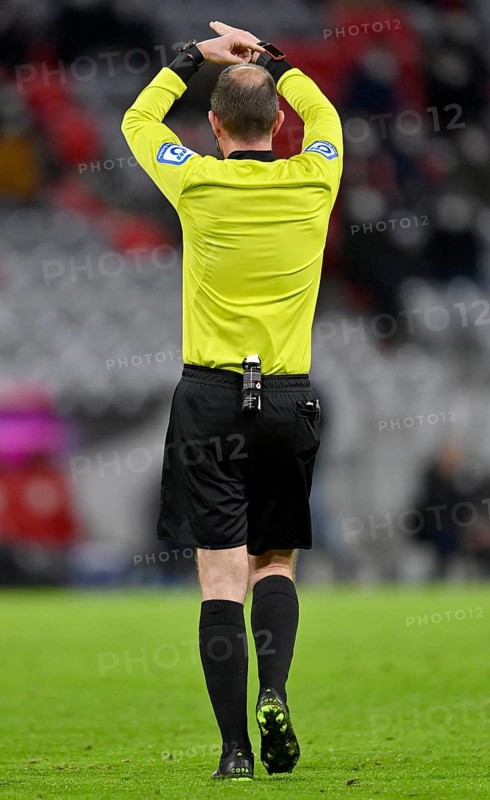 Referee Marco Fritz