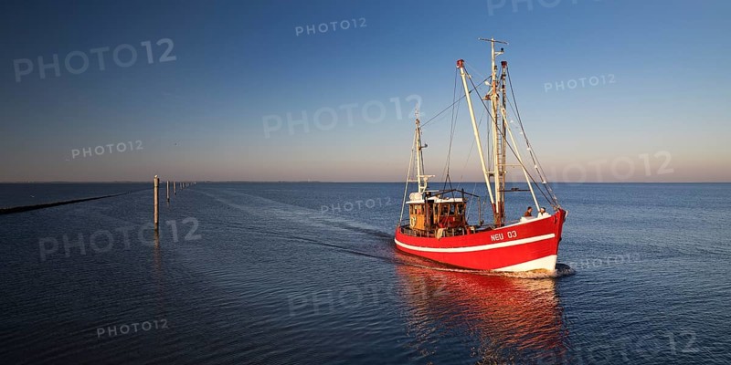 Shrimp cutter in front of the harbour entrance to Neuharlingersiel