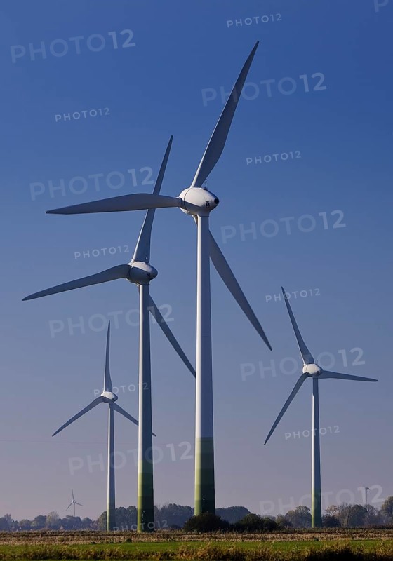 Wind turbines in Marschlandschaft