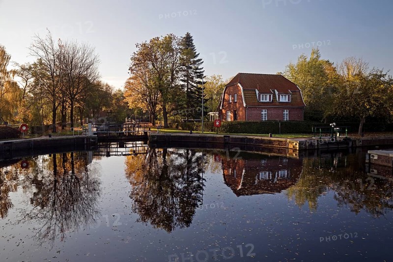 Central chamber of the Kesselschleuse with the lock servant's house in autumn