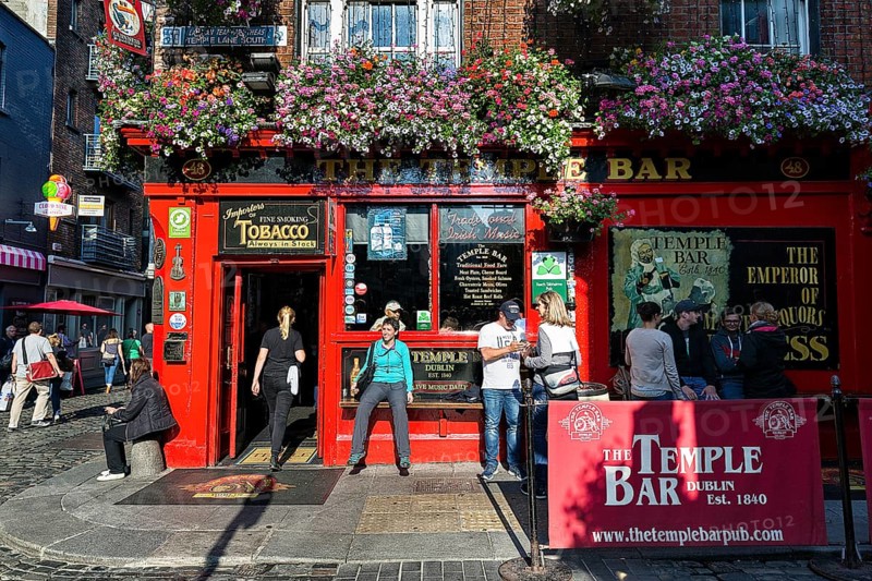 Visitors in front of the famous Temple Bar pub
