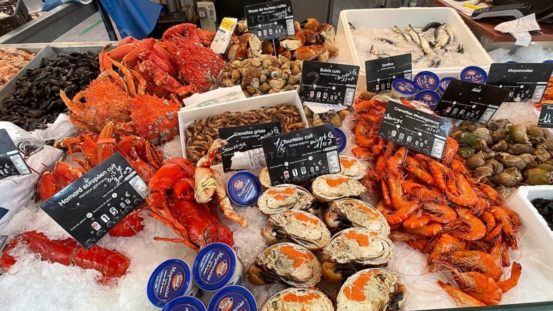 Display of a market stall with seafood such as crabs