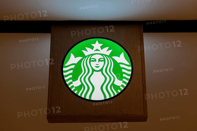 Logo Starbucks illuminated
