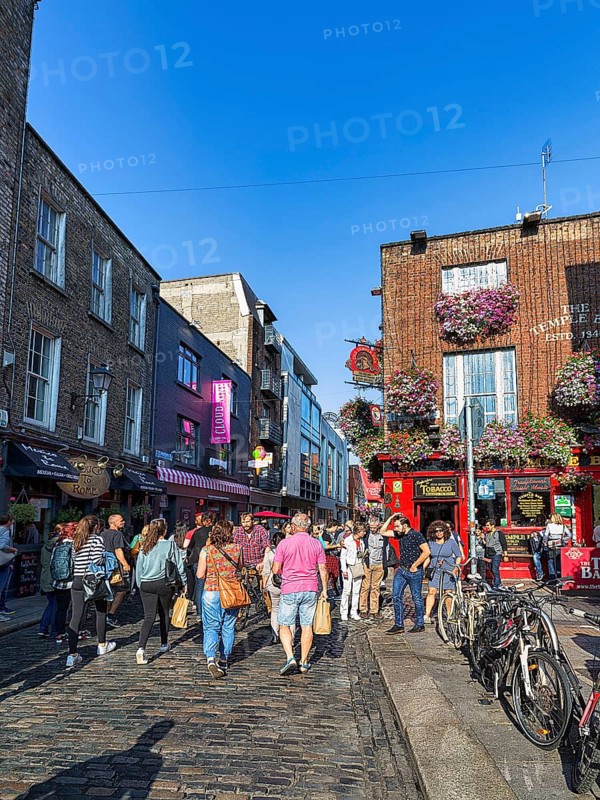 Lively neighbourhood with many visitors