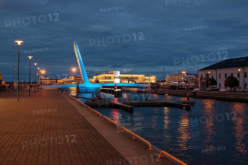 New movable pedestrian bridge over the Admiral Basin