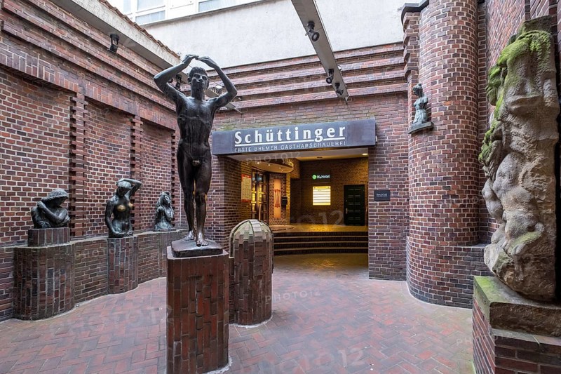 Sculptures in the courtyard in front of the entrance to the Schuettinger Gasthausbrauerei in Boettcherstrasse