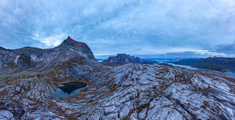 Mountains Kulhornet and Stortinden