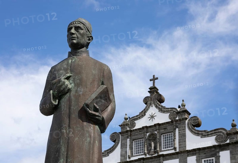 Monument to Dr Gaspar Fructuoso with the Church of Nossa Senhora da Estrela
