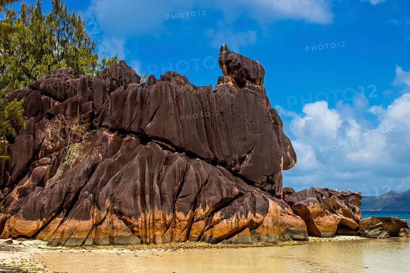 Granite rock landscapes at the side of Baie Laraie beach