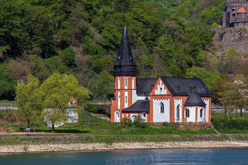Houses and churches on the Rhine in Assmannshausen