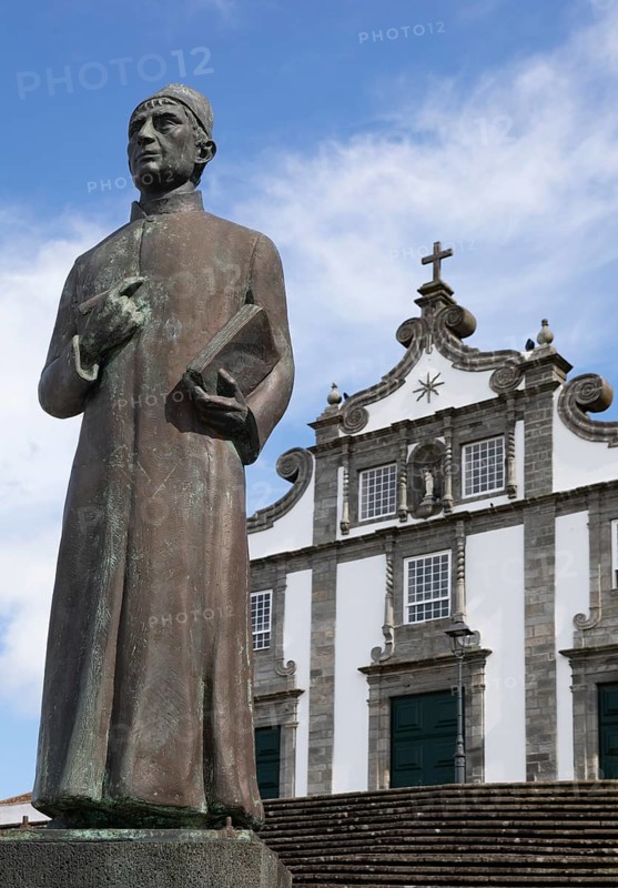 Monument to Dr Gaspar Fructuoso with the Church of Nossa Senhora da Estrela