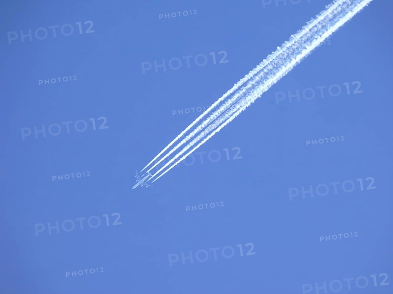 4 Steel jet with condensation trails