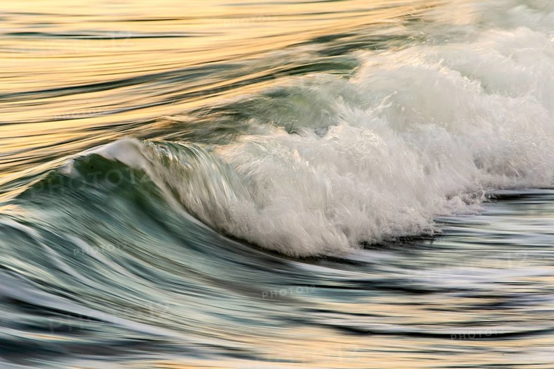 Wave in winter light at Flakstad beach
