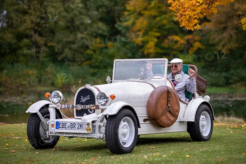 An elderly gentleman sitting in his replica of a 1923 Bugatti 35 B