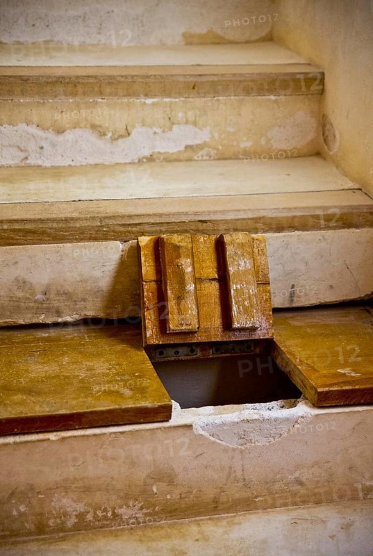 Hatch for draining hot oil on attackers