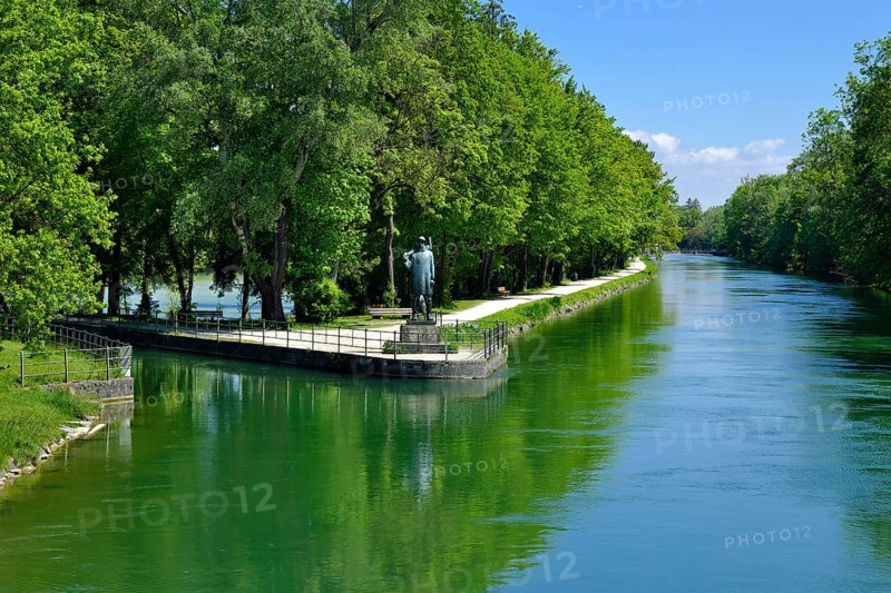 Raft Monument on the Isar Canal