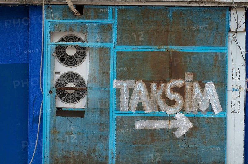 Painted directional arrow to Taksim Square