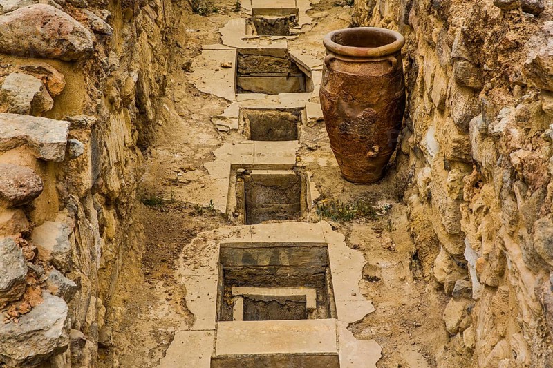 Lower storage rooms with pithoi