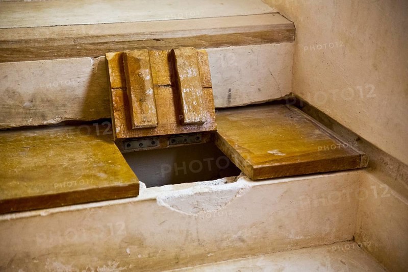 Hatch for draining hot oil on attackers