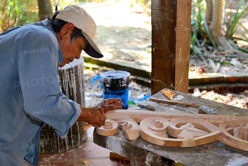 Wood carver at work at the church Iglesia de San Ignacio de Moxos