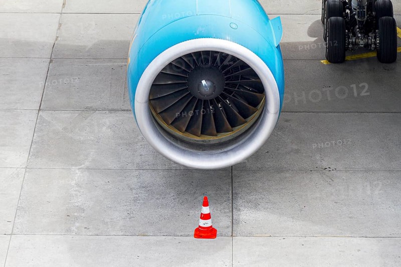 Pylon in front of an aircraft turbine