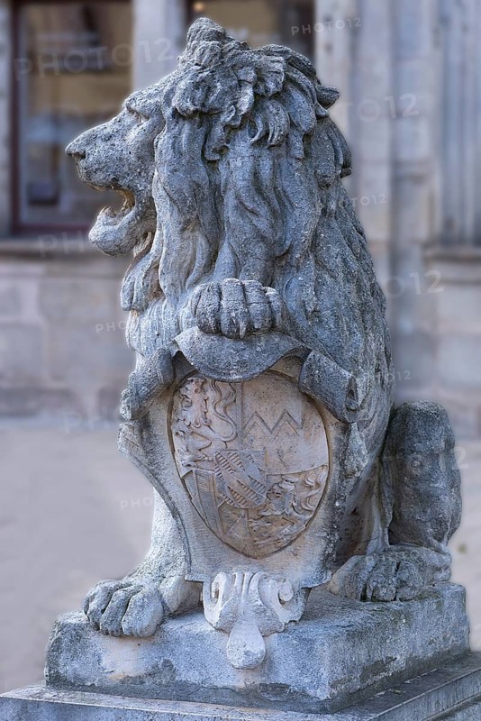 Lion sculpture with coat of arms from 1890