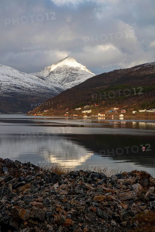 View over Kaldfjorden in autumn