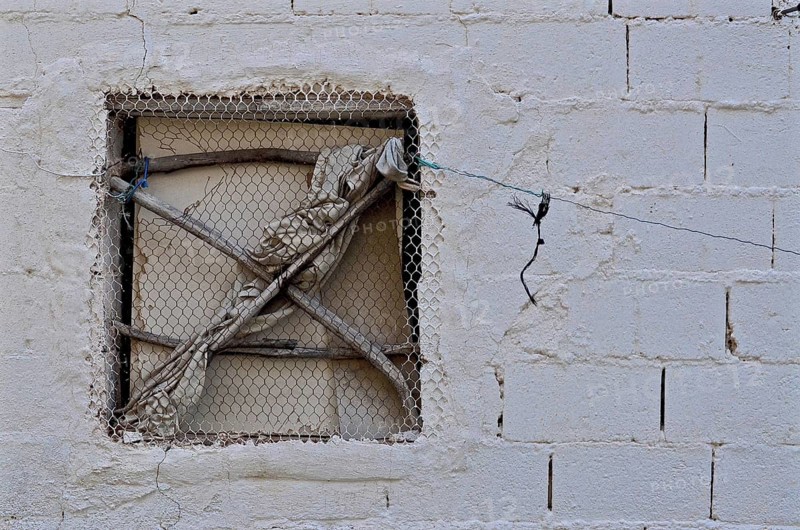 Primitive barred stable window