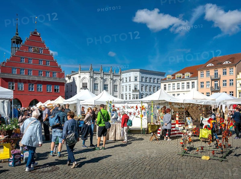 Market with arts and crafts articles