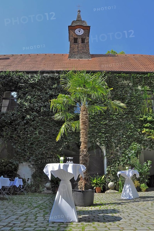 Bar tables in the courtyard of the wedding venue Schloss Ratzenhofen