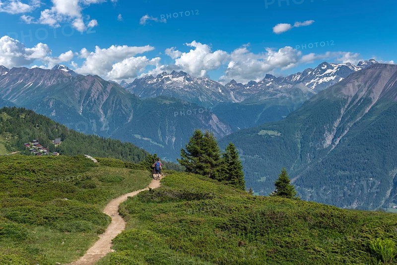 Landscape and hikers on the Panorama Trail