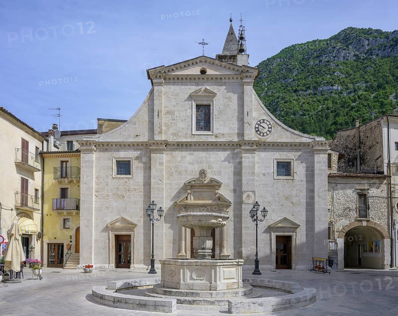 Piazza del Popolo with church