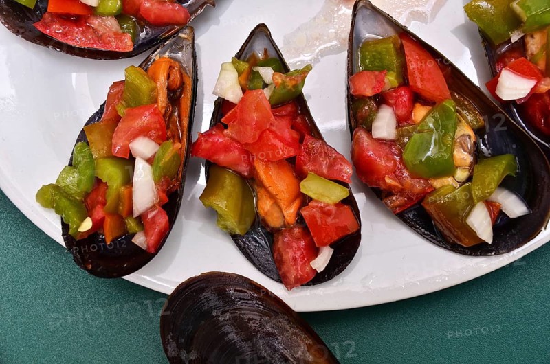 Stuffed mussel halves with chopped peppers