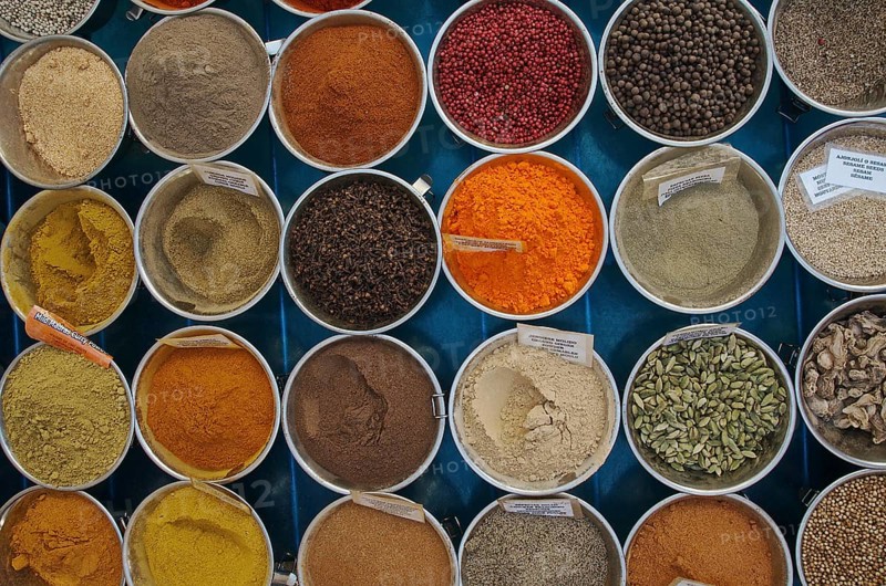Spice mixture in round containers as powder and as fruit