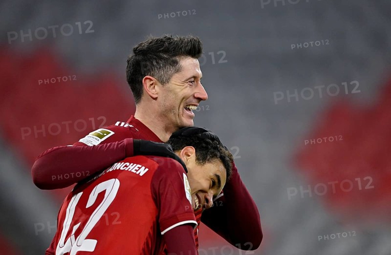 Goal celebration Robert Lewandowski FC Bayern Munich FCB 09 with Jamal Musiala FC Bayern Munich FCB 42