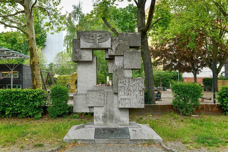 Memorial plaque