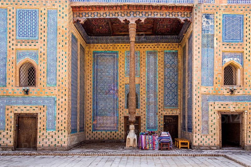 Harem with very elaborately worked ayvans