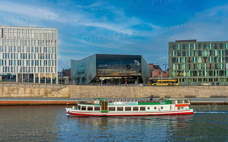 Excursion steamer on the Kapelle Ufer in the government district
