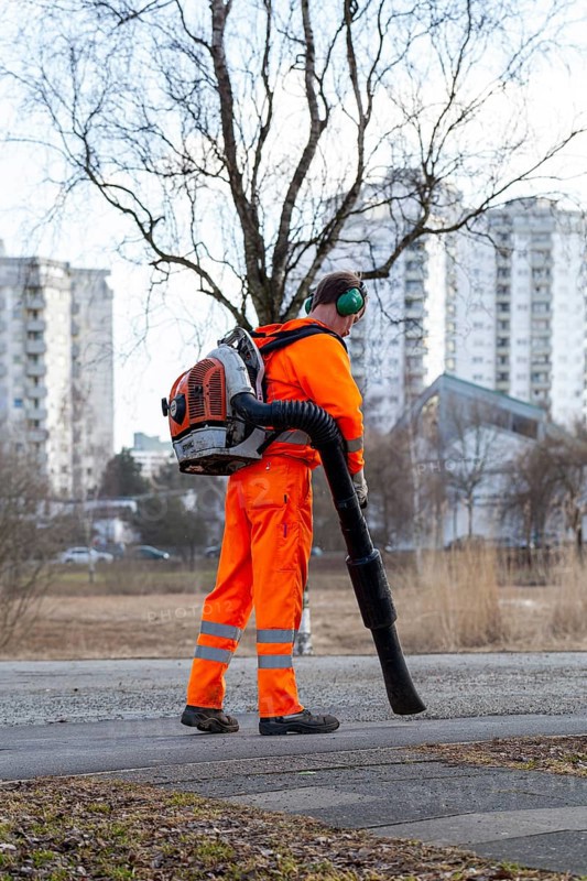 Employees of the horticultural office at work with the leaf blower