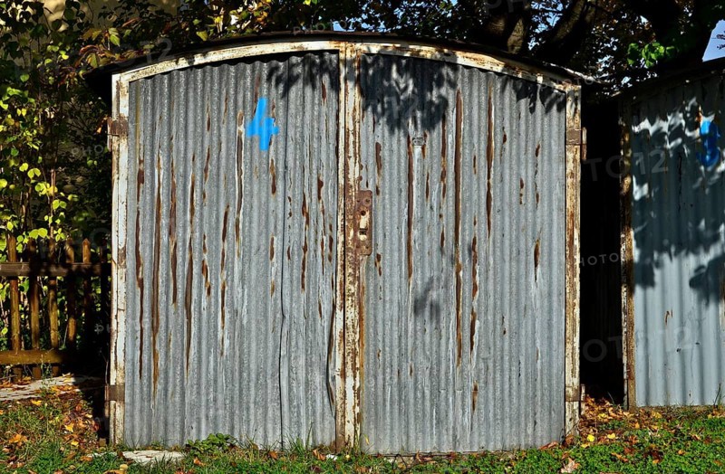 Garage with round roof made of corrugated iron