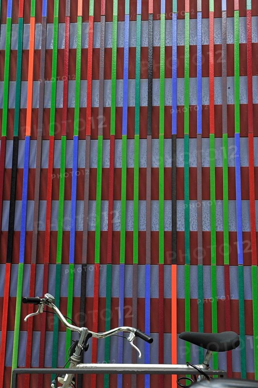 Bicycle standing in front of the facade of Museum Brandhorst