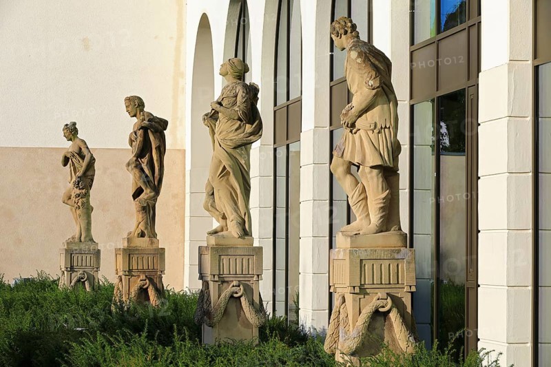 Figures in front of the New Castle Gammertingen
