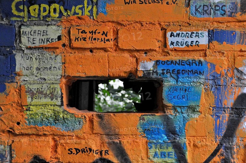 Colourfully painted letterbox with name at the Kolbhalle Artist Community